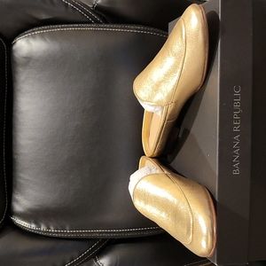 Banana Republic size 7.5 gold demi slide mule